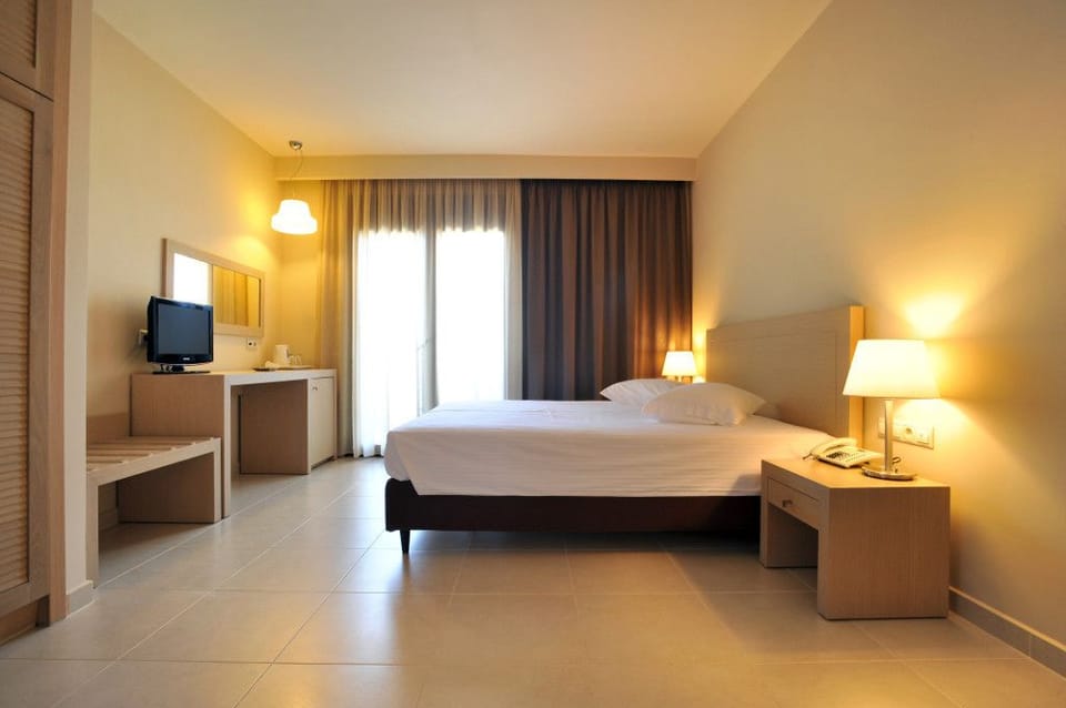 Double Room, Sea View | Minibar, in-room safe, desk, laptop workspace