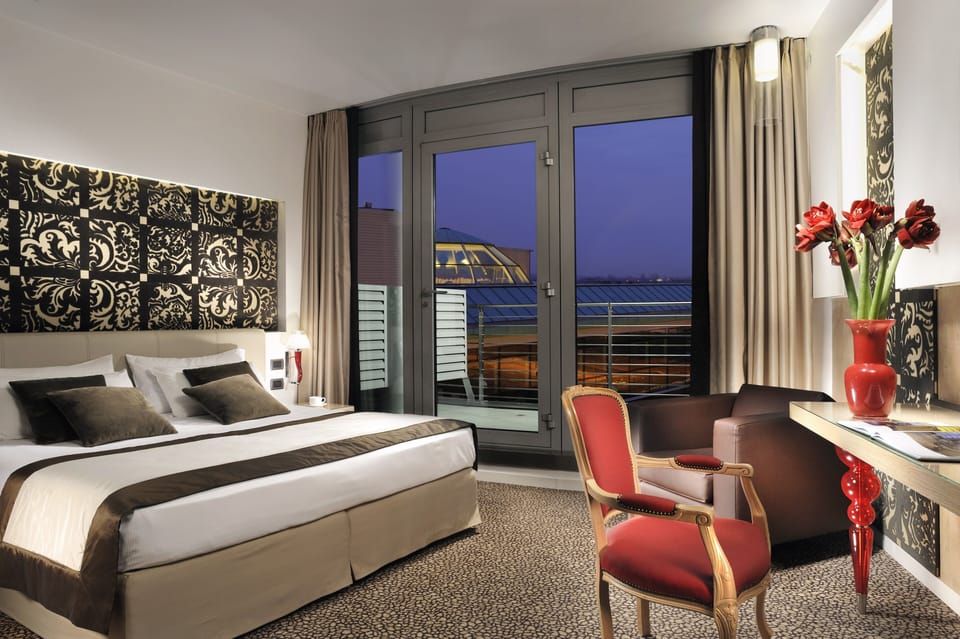 Premium bedding, down comforters, minibar, in-room safe