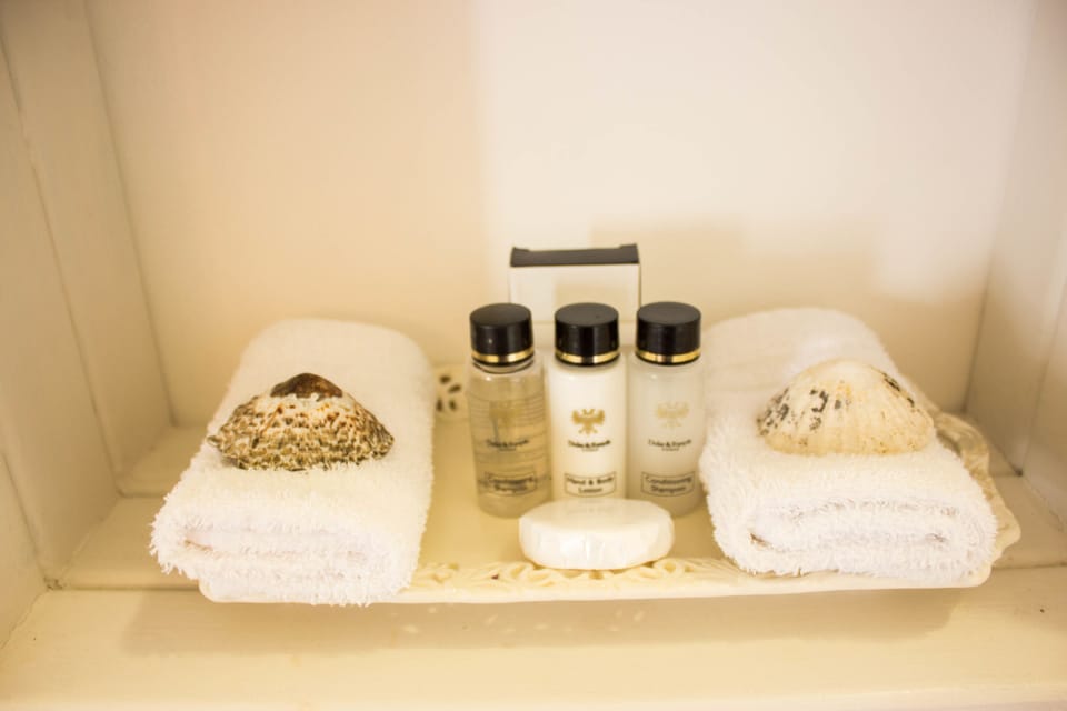 Comfort Double Room, 1 Queen Bed | Bathroom amenities | Free toiletries, hair dryer, bathrobes, towels