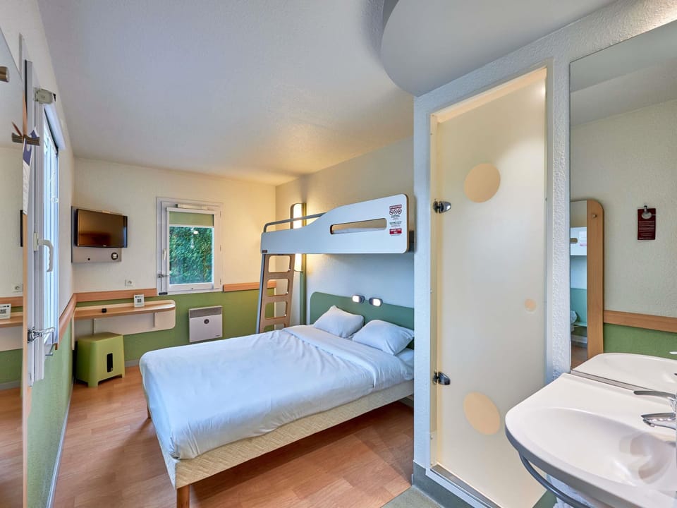 Triple Room, Multiple Beds | Desk, soundproofing, free WiFi, bed sheets