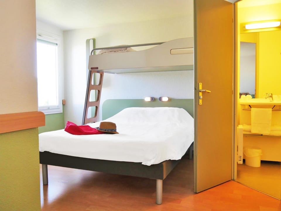 Family Room, 2 Double Beds | Desk, soundproofing, free WiFi, bed sheets
