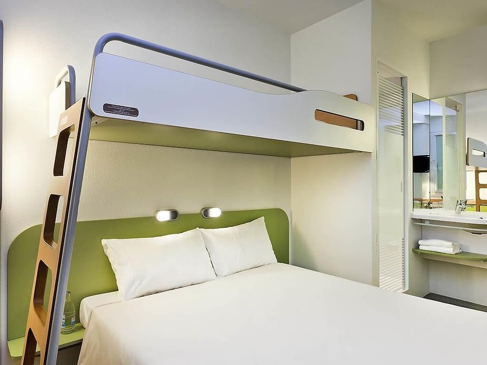 Triple Room, Multiple Beds | Desk, iron/ironing board, free WiFi, bed sheets