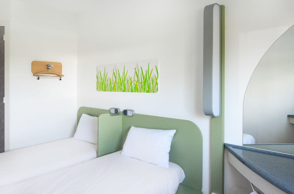Twin Room, 2 Twin Beds | Desk, laptop workspace, blackout drapes, soundproofing