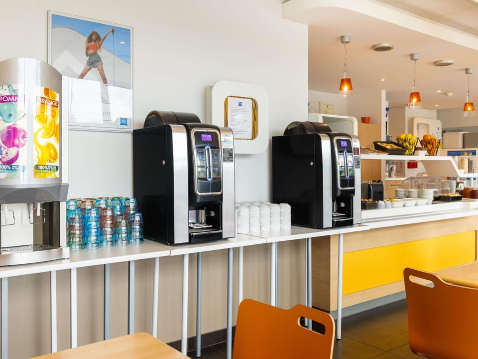 Daily full breakfast (EUR 9.9 per person)