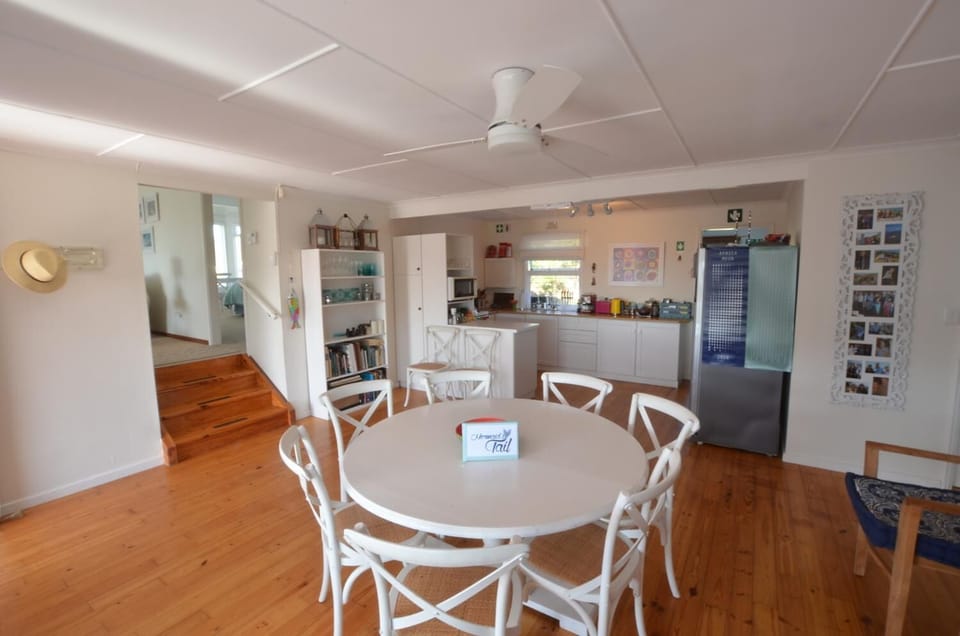 Full-size fridge, microwave, oven, stovetop