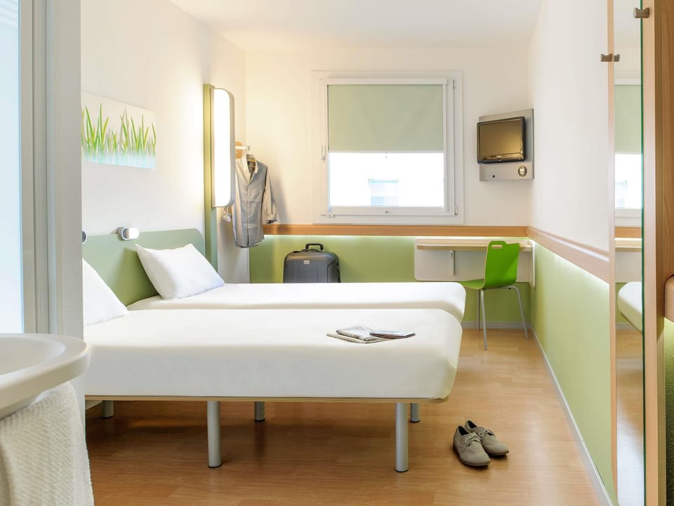 Triple Room, Multiple Beds | Desk, blackout drapes, soundproofing, iron/ironing board