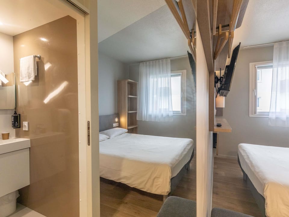 Standard Room, 1 Double Bed | Desk, blackout drapes, soundproofing, free cribs/infant beds