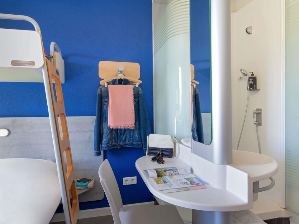 Triple Room, Multiple Beds | Desk, soundproofing, WiFi (free), bed sheets
