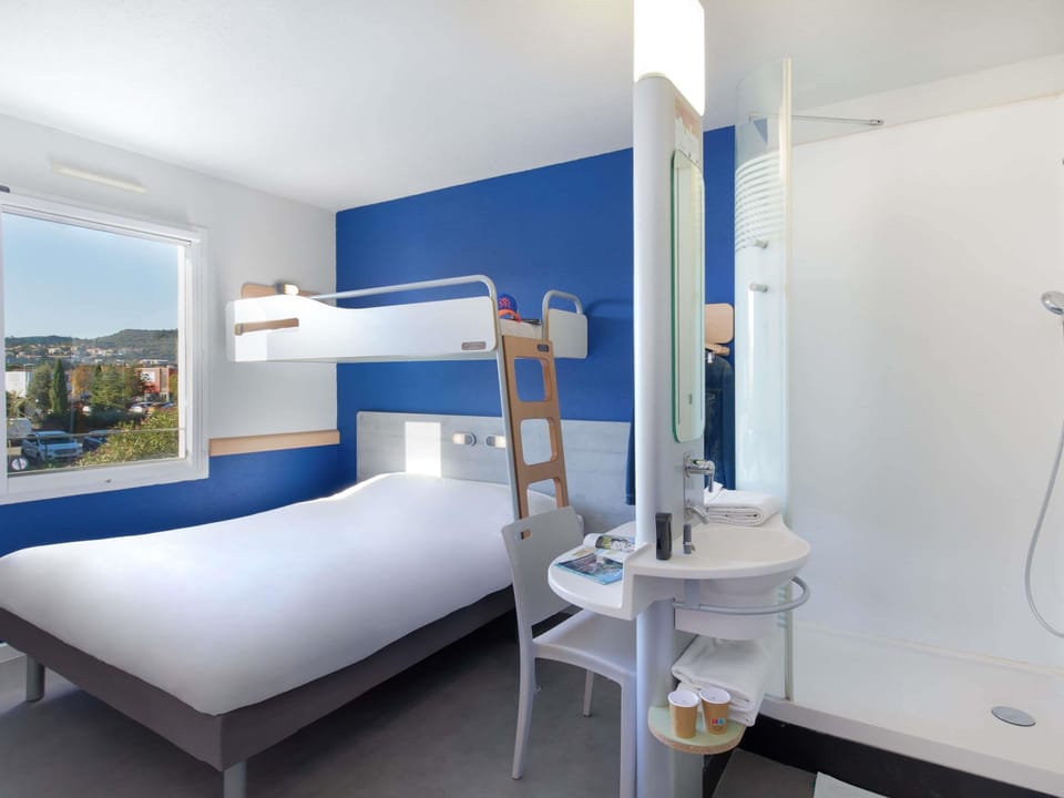 Triple Room, Multiple Beds | Desk, soundproofing, WiFi (free), bed sheets