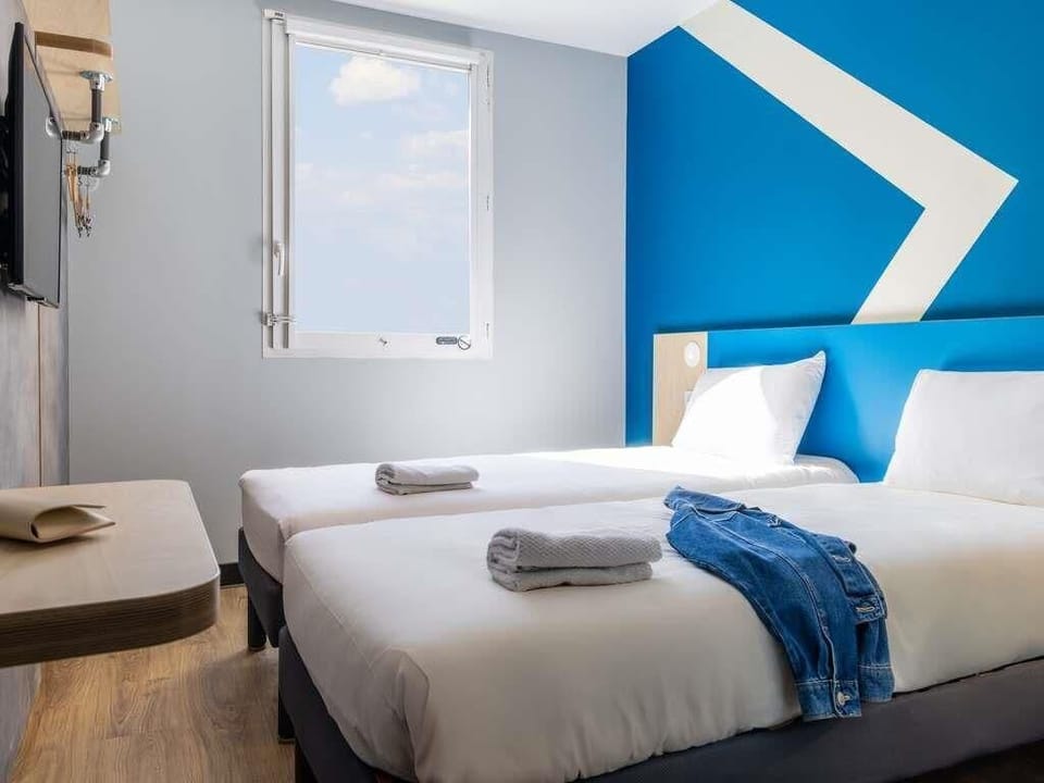 Standard Room, 2 Twin Beds | Hypo-allergenic bedding, desk, blackout drapes, soundproofing