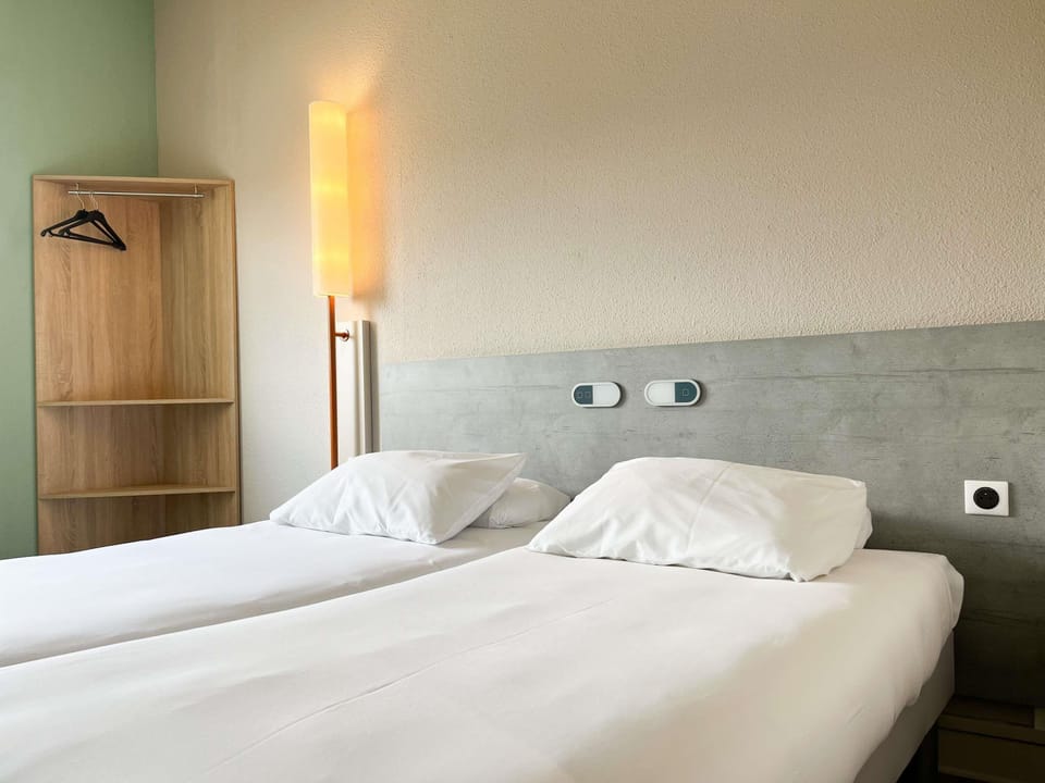 Twin Room, 2 Twin Beds | Desk, laptop workspace, blackout drapes, soundproofing