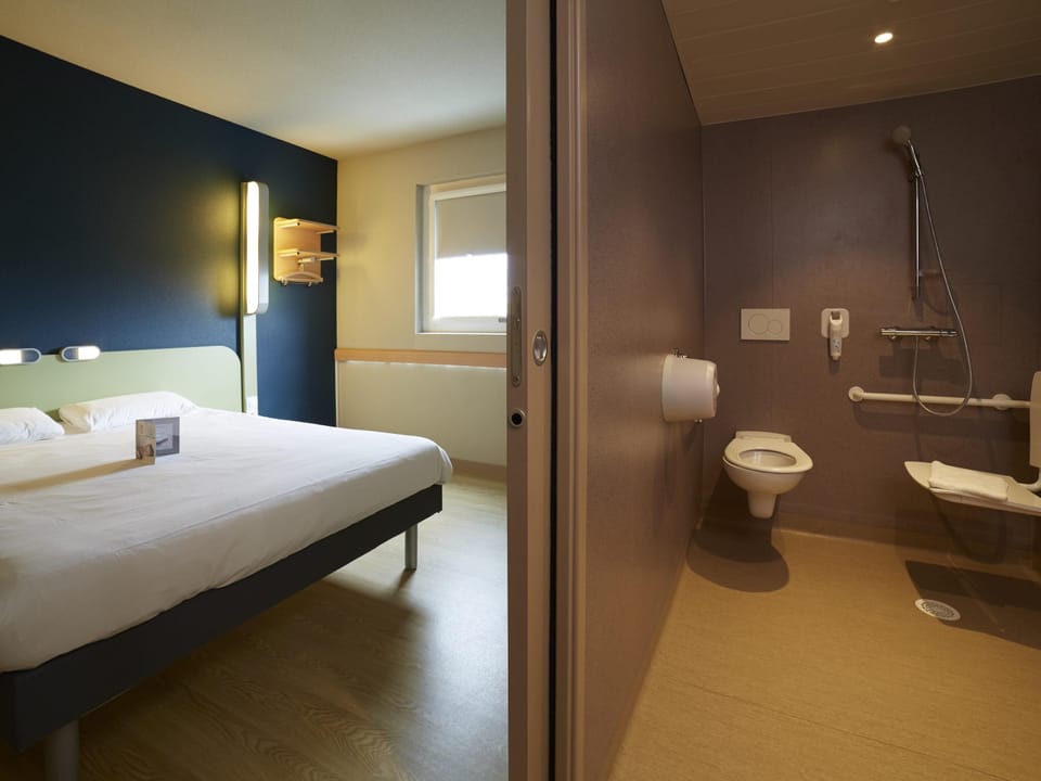 Desk, soundproofing, free WiFi, bed sheets