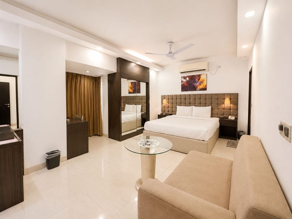 Executive Suite | Premium bedding, down comforters, minibar, in-room safe