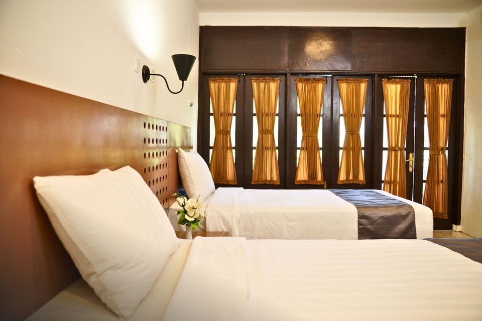 Deluxe Room | Desk, laptop workspace, blackout drapes, free WiFi