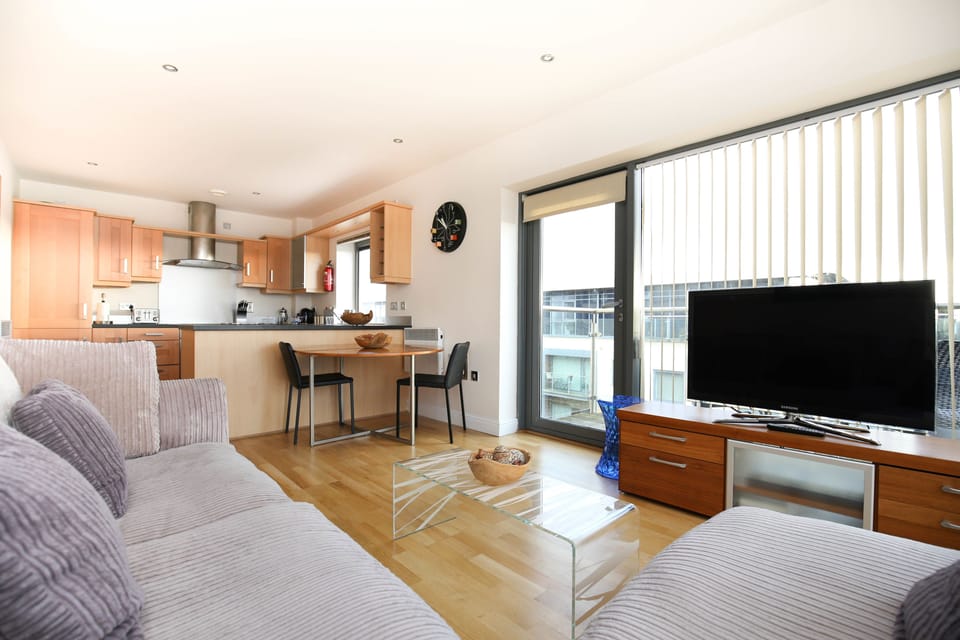 Design Apartment, 2 Bedrooms, 2 Bathrooms | Living area | Flat-screen TV
