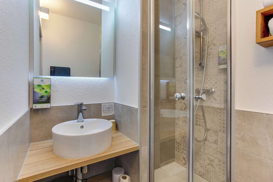 Shower, free toiletries, hair dryer, towels
