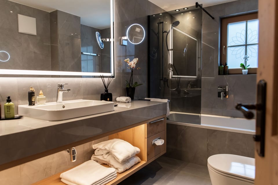 Comfort Double Room, 1 Queen Bed, Mountain View | Premium bedding, in-room safe, desk