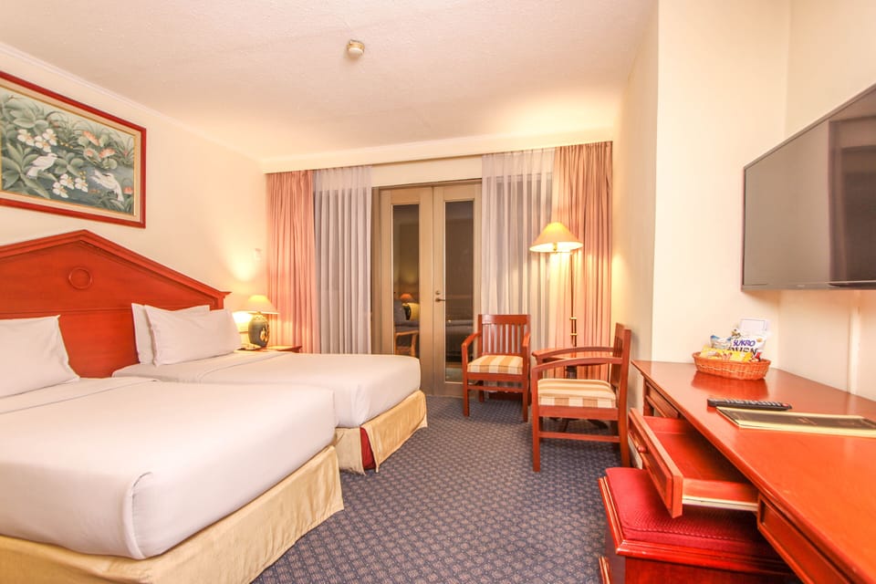Executive Twin Beds | Minibar, individually decorated, individually furnished, desk