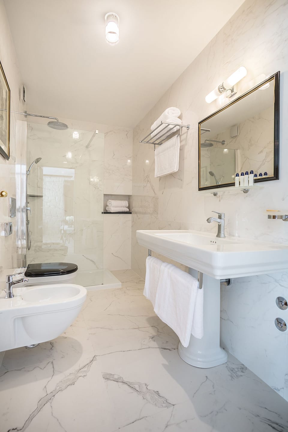 Deluxe Double or Twin Room | Bathroom | Shower, free toiletries, towels