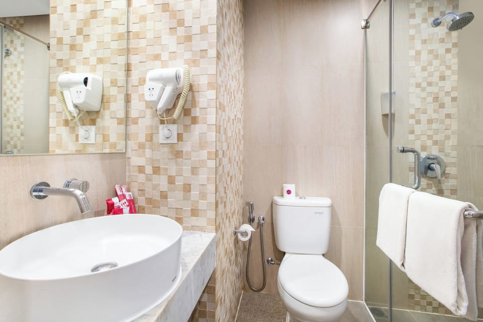 Deluxe Room | Bathroom | Shower, free toiletries, slippers, towels