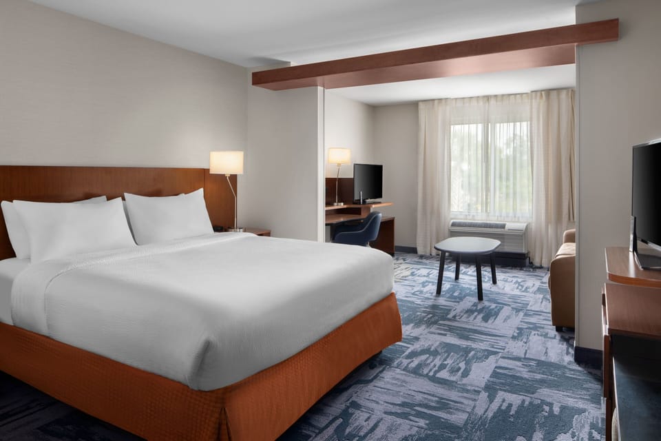 Suite, 1 King Bed with Sofa bed | Desk, laptop workspace, blackout drapes, iron/ironing board