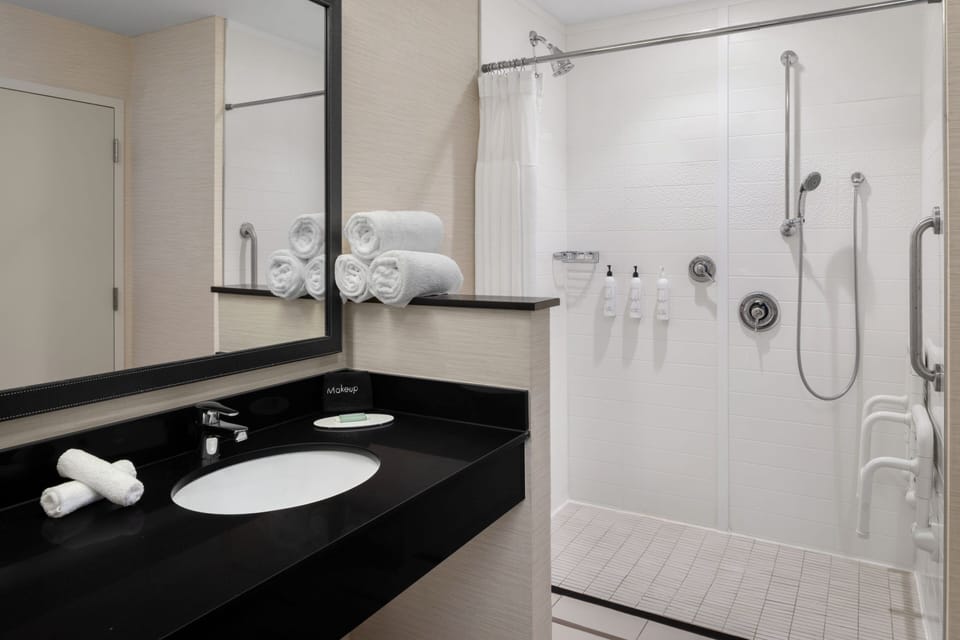 Combined shower/tub, hair dryer, towels