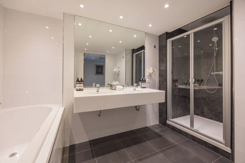 Junior Suite | Bathroom | Combined shower/tub, eco-friendly toiletries, hair dryer, towels