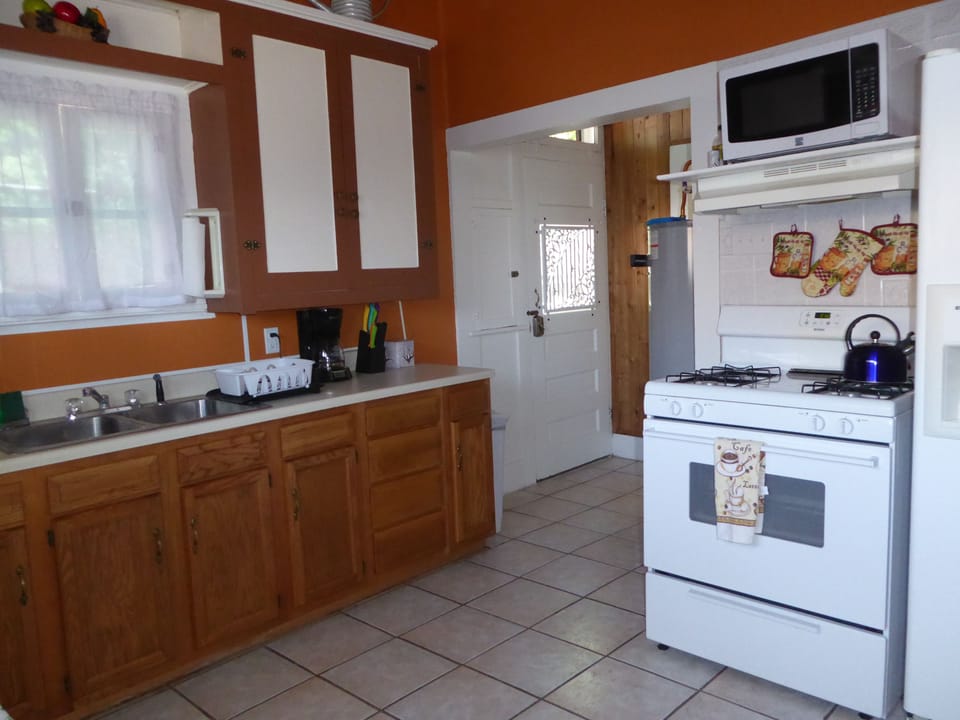House, 2 Bedrooms | Microwave