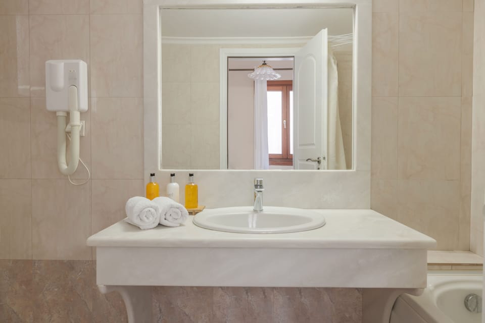 Deluxe Room, Hot Tub | Bathroom | Hair dryer, towels