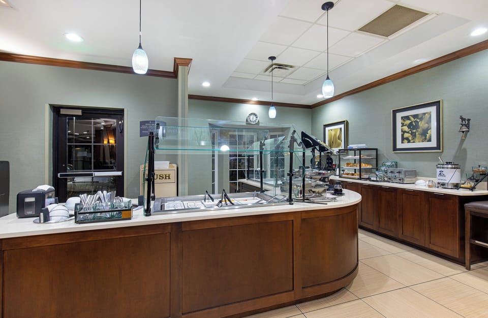 Free buffet breakfast on weekdays