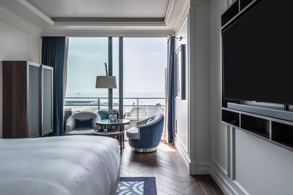 Hypo-allergenic bedding, minibar, in-room safe, soundproofing