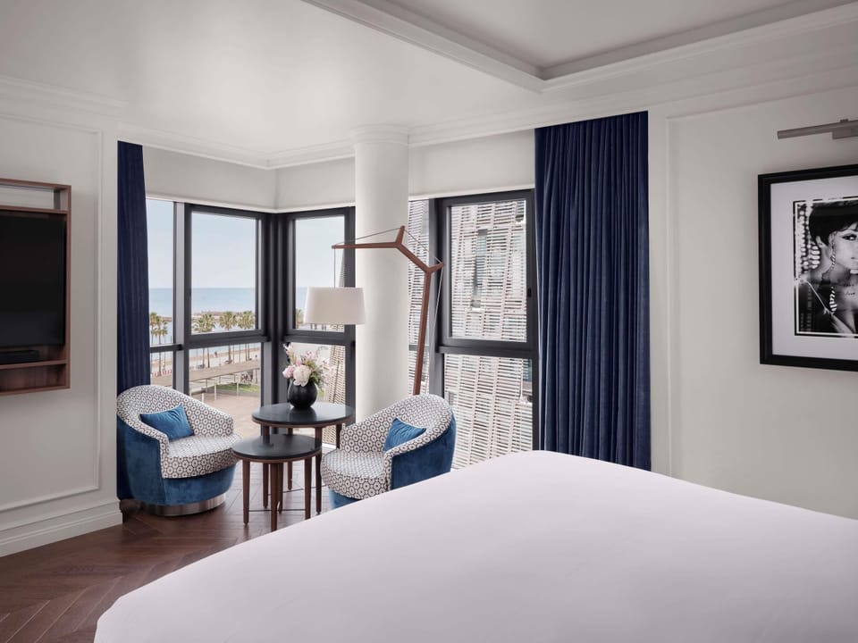 Premium Room, 1 King Bed, Ocean View | Hypo-allergenic bedding, minibar, in-room safe, soundproofing