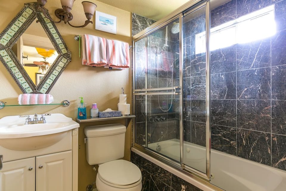 Ocean Dance | Bathroom | Combined shower/tub, jetted tub, designer toiletries, hair dryer