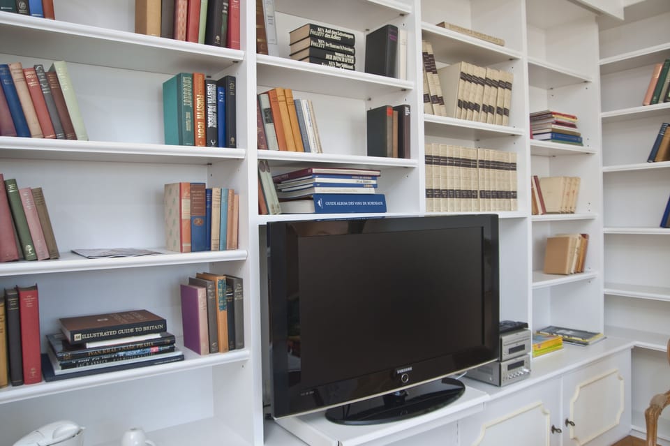 Junior Suite, Non Smoking | Living area | 40-cm LCD TV with cable channels, TV, offices