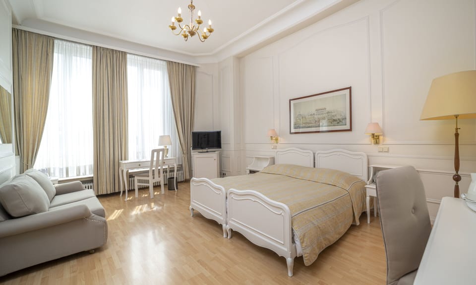 Superior Twin Room | Minibar, in-room safe, individually decorated, individually furnished