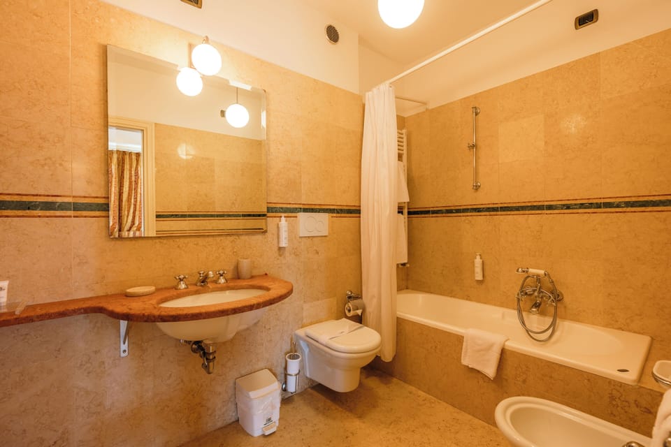 Combined shower/tub, free toiletries, hair dryer, bidet