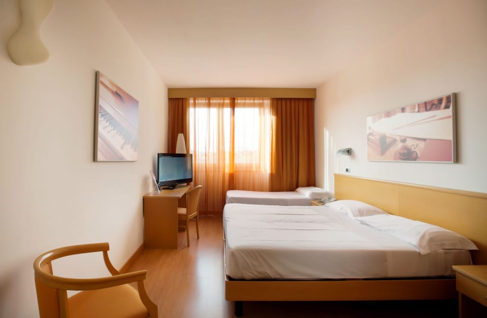 Standard Triple Room | Premium bedding, minibar, in-room safe, desk