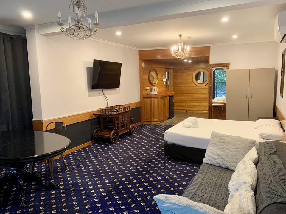 Executive Room | Desk, laptop workspace, iron/ironing board, WiFi