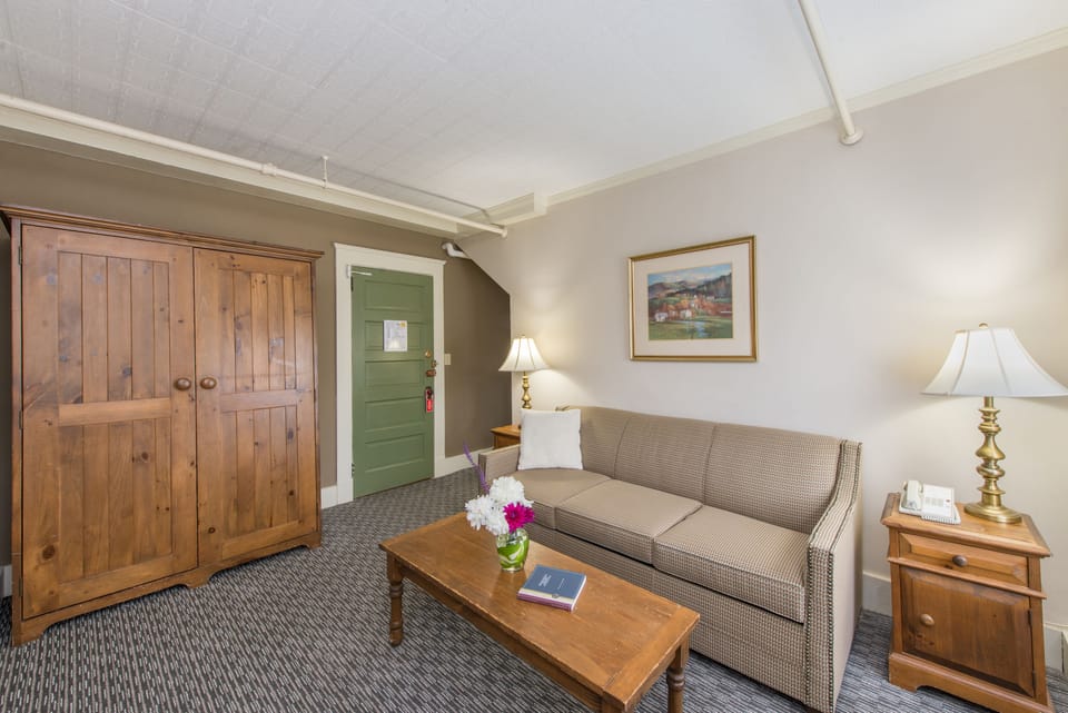 Premium Suite, 1 Queen Bed with Sofa bed (2 rooms) | Living area | 32-inch flat-screen TV with cable channels, TV