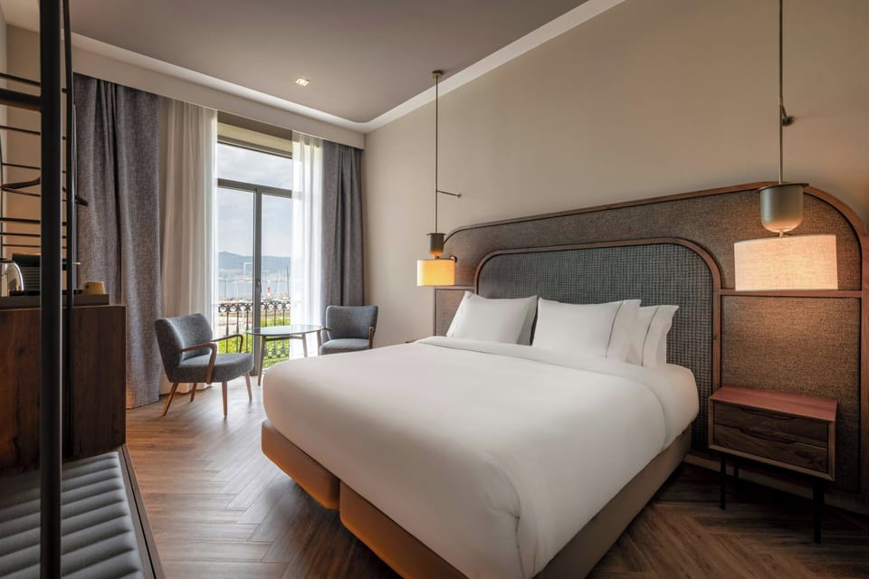 Standard Room, 1 King Bed, Ocean View | 1 bedroom, minibar, in-room safe, desk