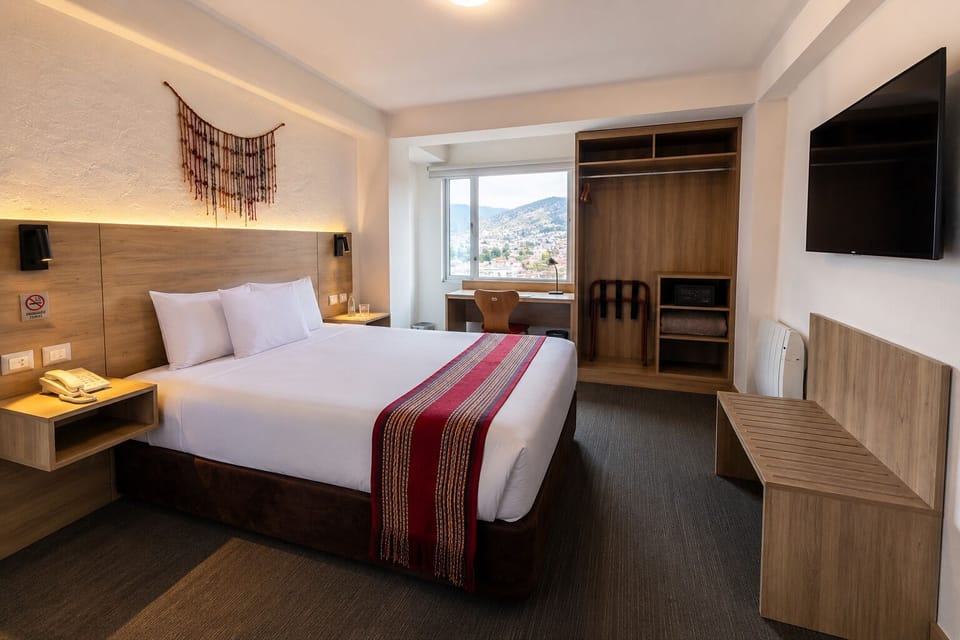 Traditional Room, 1 Queen Bed | In-room safe, desk, soundproofing, free WiFi