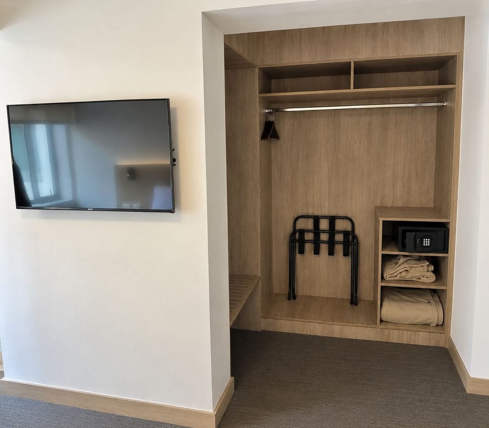 Superior Room, 2 Twin Beds | In-room safe, desk, soundproofing, WiFi (free)