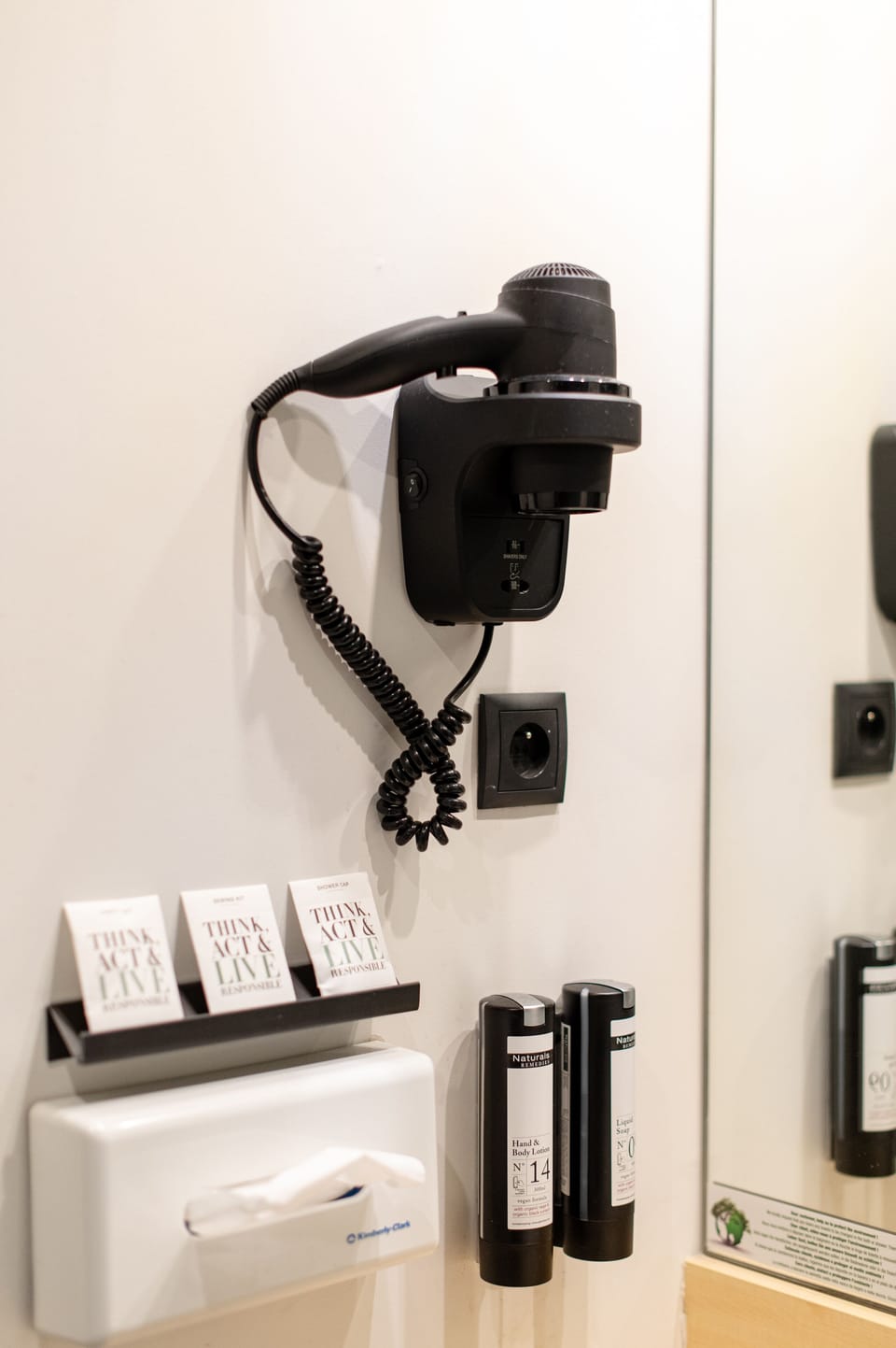 Executive Twin Room | Bathroom | Combined shower/tub, designer toiletries, hair dryer, towels