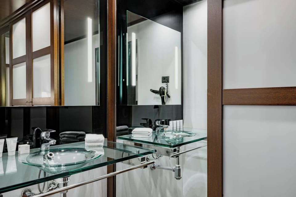 Combined shower/tub, free toiletries, hair dryer, bidet