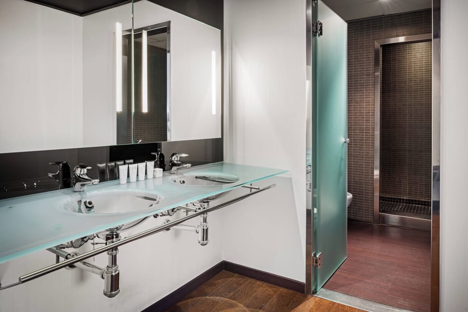 Combined shower/tub, free toiletries, hair dryer, bidet