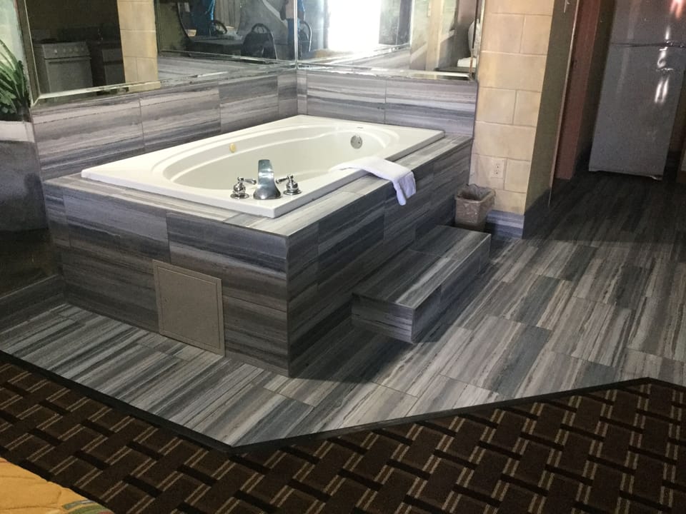 Luxury Room, 1 King Bed, Jetted Tub | Desk, blackout drapes, soundproofing, iron/ironing board