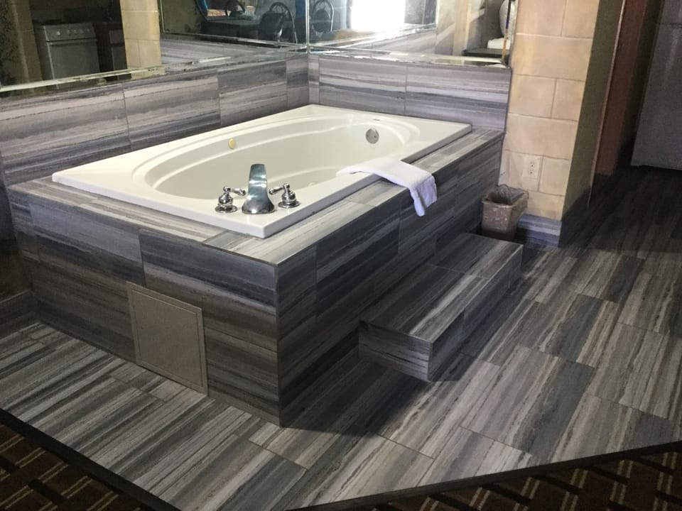 Luxury Room, 1 King Bed, Jetted Tub | Desk, blackout drapes, soundproofing, iron/ironing board