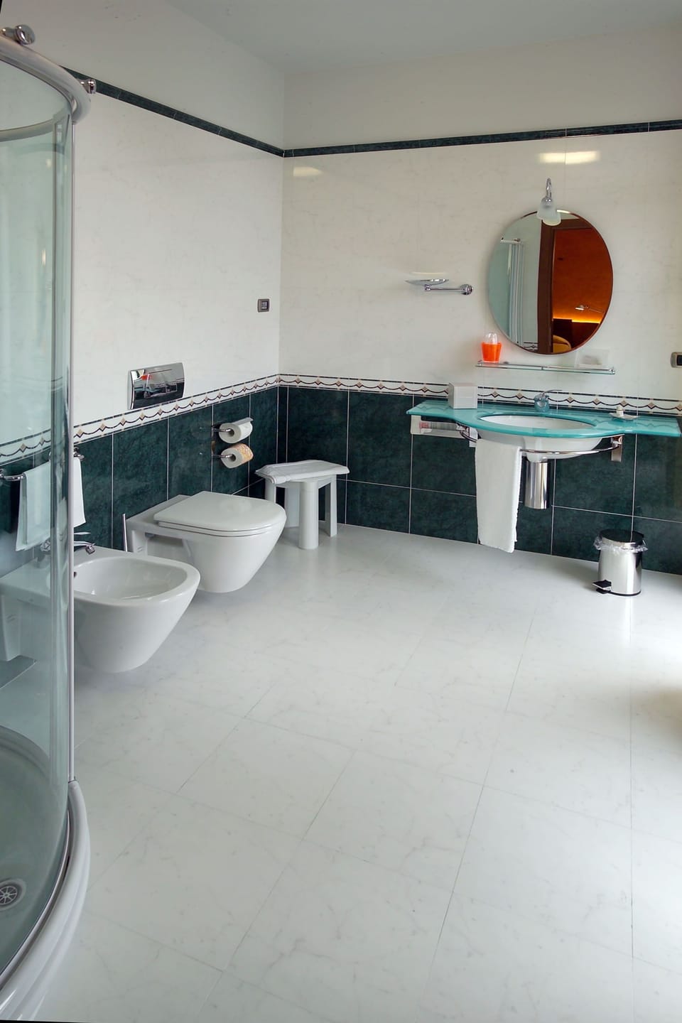 Double Room Single Use | Bathroom | Shower, free toiletries, hair dryer, bidet