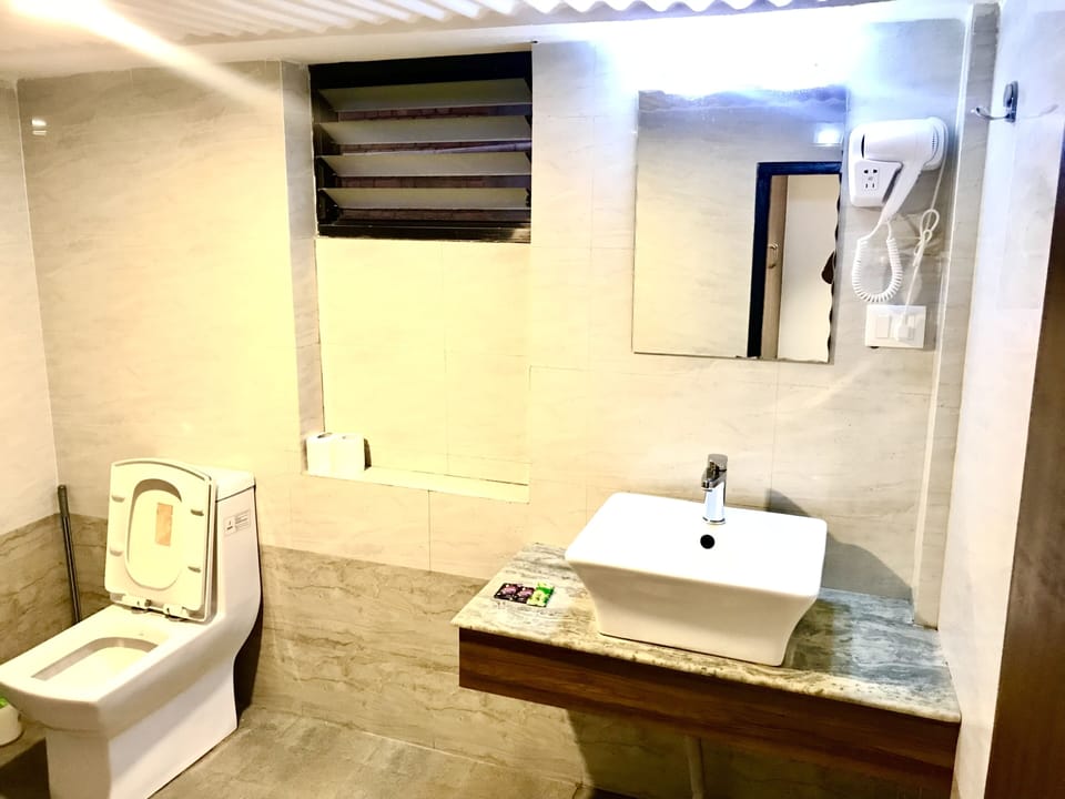 Deluxe Room | Bathroom | Shower, free toiletries, hair dryer, slippers