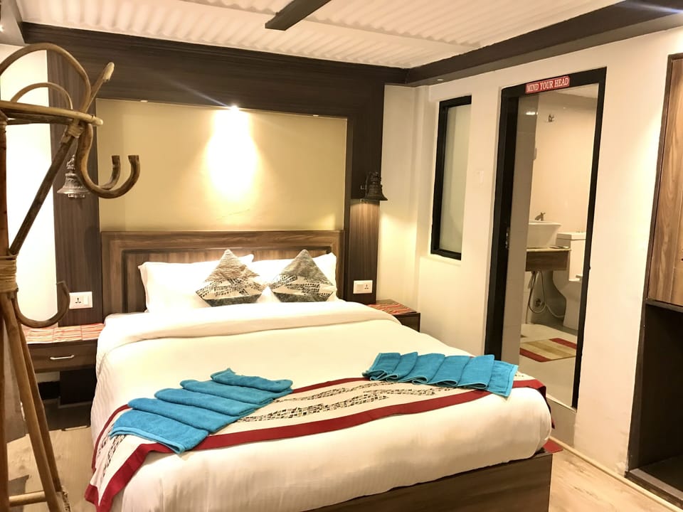 Deluxe Room | Desk, free WiFi, bed sheets